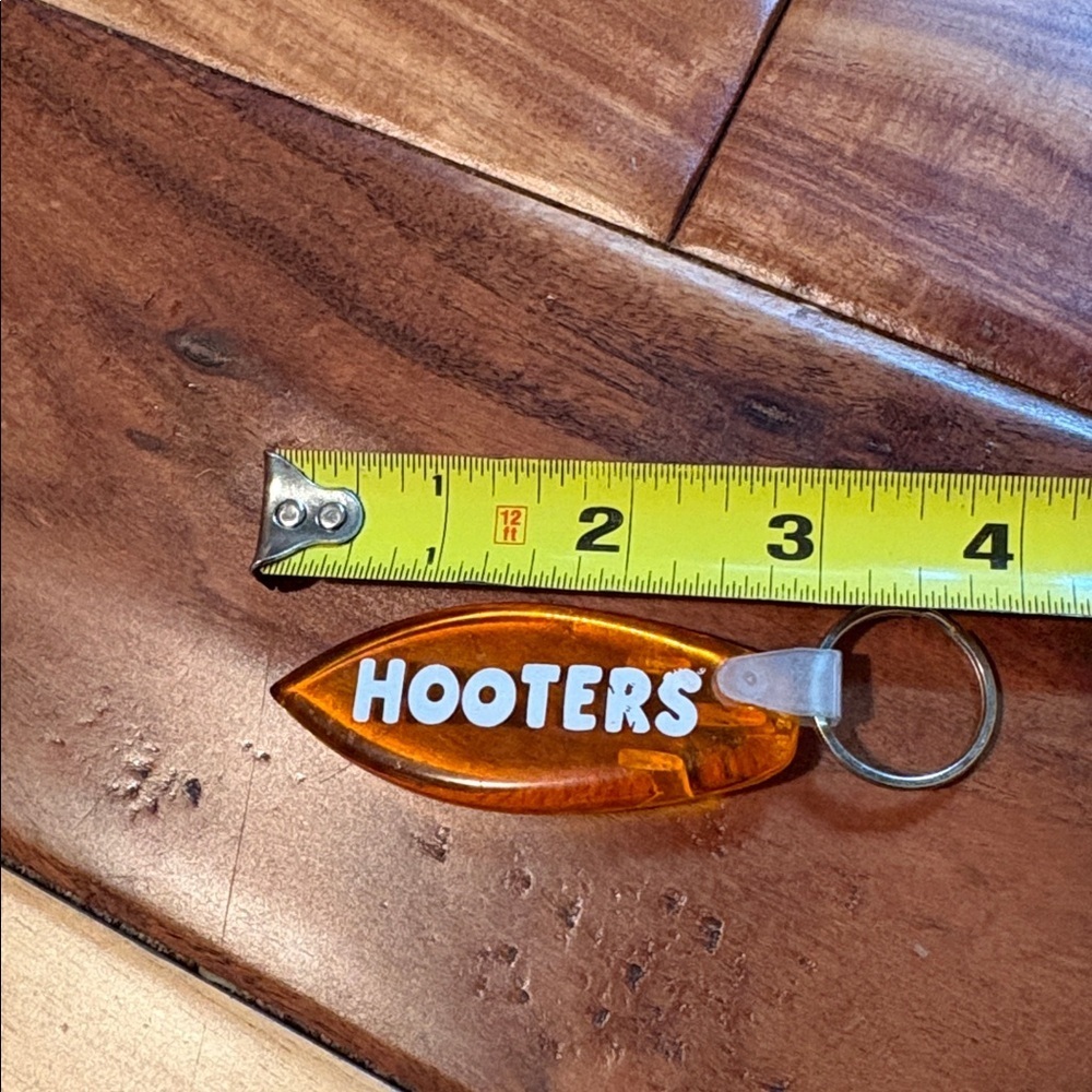 Hooters Translucent Orange Surfboard Keyring - Picture 2 of 6